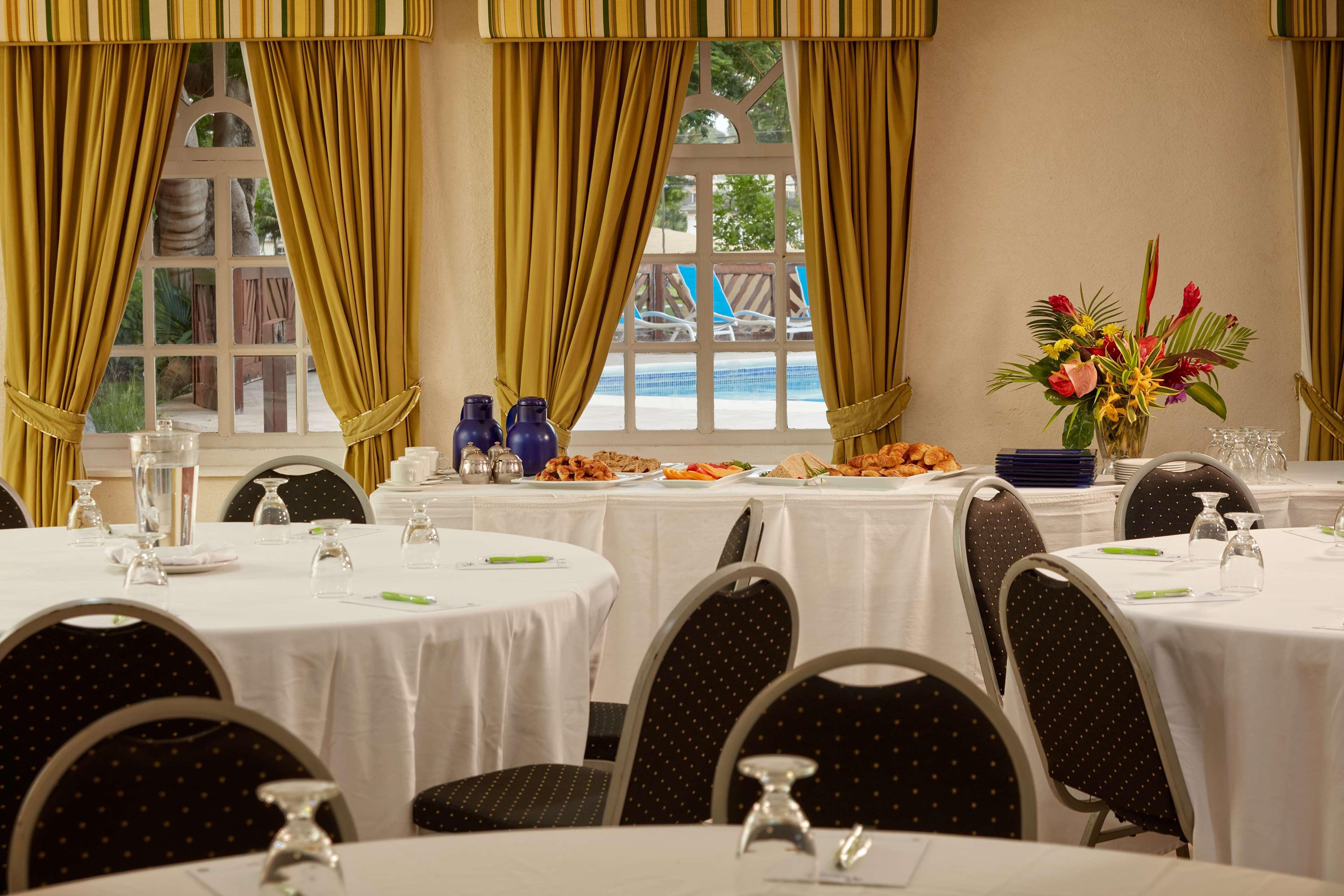 Divi Southwinds Beach Resort Christchurch Exterior foto